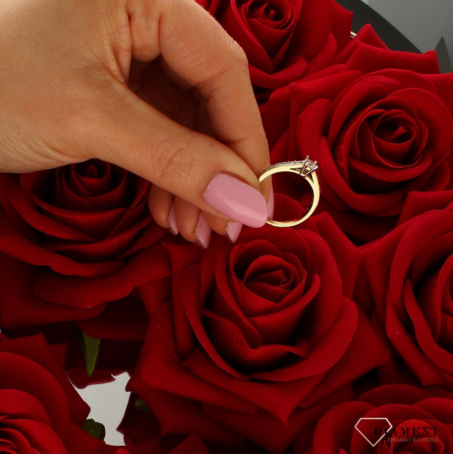 Złoty pierścionek 333 zaręczynowy PI 2596.  Złoty pierścionek  ozdobiony wystającą efektowną cyrkonią. Piękny pierścionek wykonany z wysokiej jakości złota próby 333. Pierścionek doskonały na co dzień jak (4).jpg